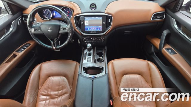 Maserati Ghibli — interior