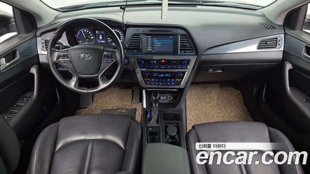 Hyundai Sonata — interior