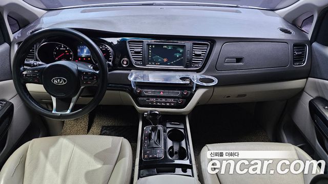 Kia Carnival — interior