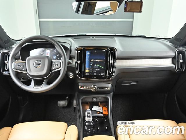 Volvo XC40 — interior