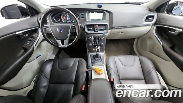 Volvo V40 — interior