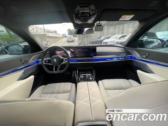 BMW i7 — interior