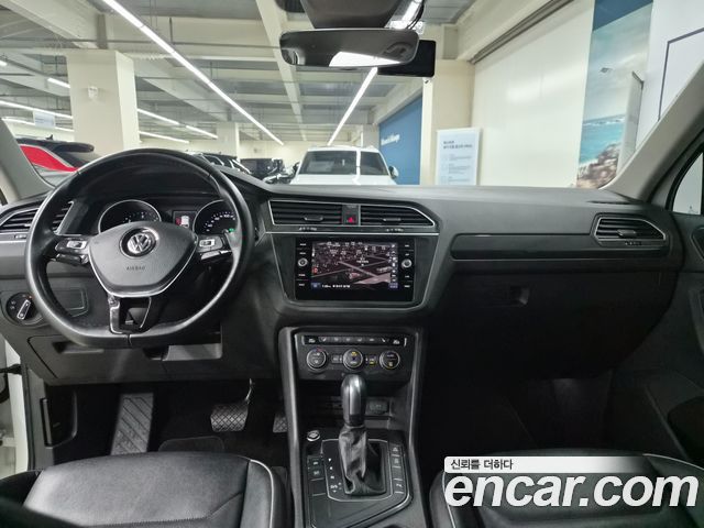 Volkswagen Tiguan — interior