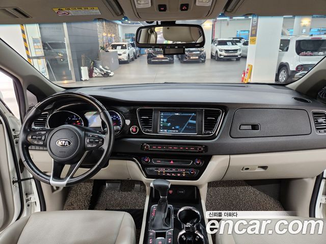 Kia Carnival — interior