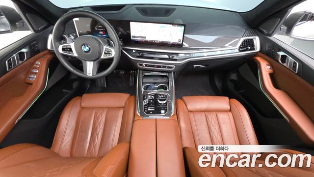 BMW X7 — interior