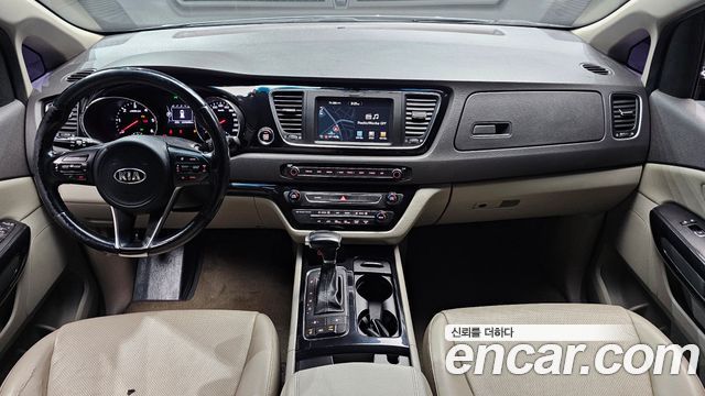 Kia Carnival — interior