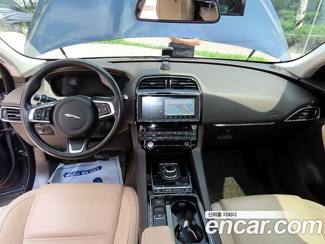 Jaguar F-Pace — interior