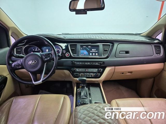 Kia Carnival — interior