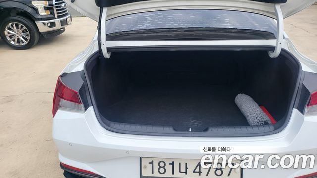 Hyundai Avante — interior