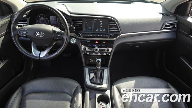 Hyundai Avante — interior