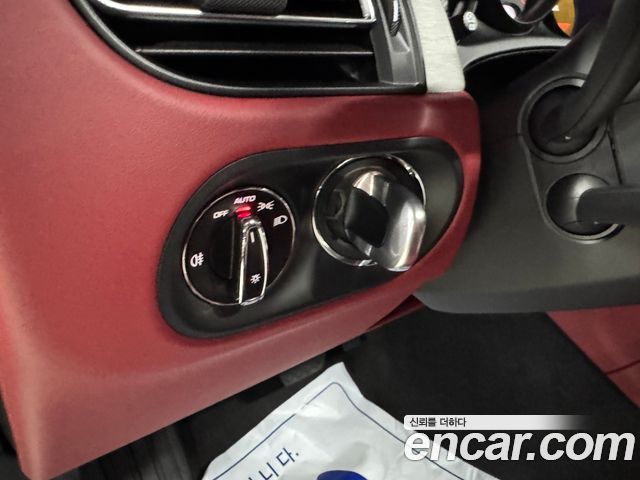 Porsche Macan — interior