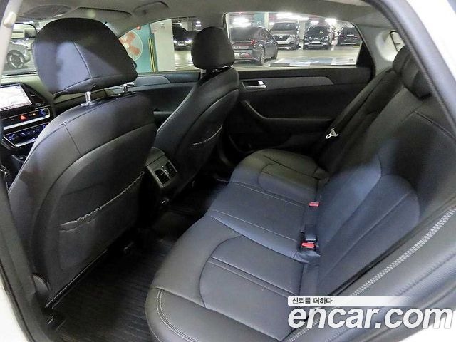 Hyundai Sonata — interior