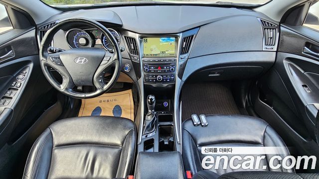 Hyundai Sonata — interior
