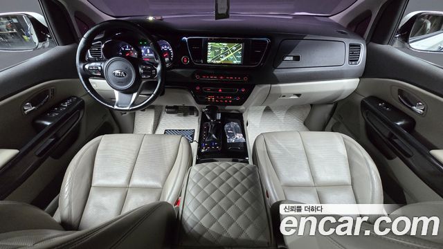 Kia Carnival — interior
