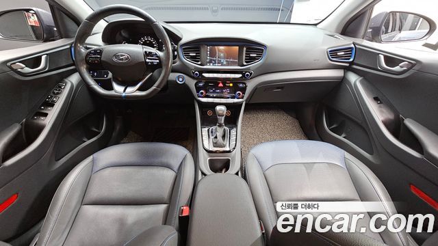 Hyundai Ioniq — interior