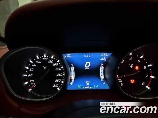 Maserati Levante — interior