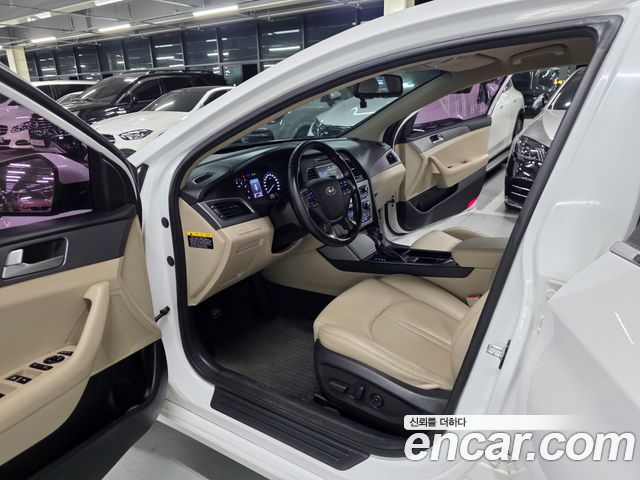 Hyundai Sonata — interior