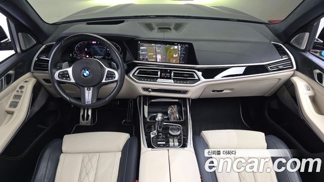 BMW X7 — interior
