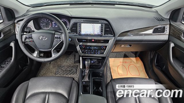Hyundai Sonata — interior
