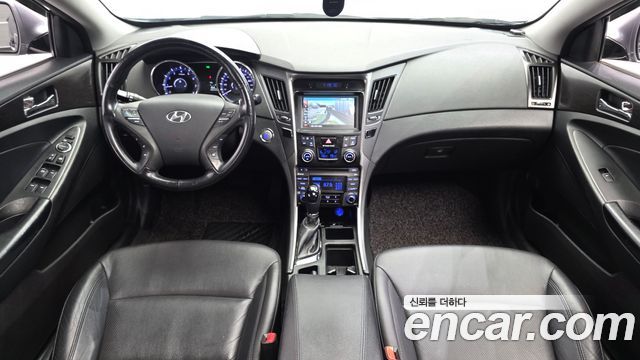 Hyundai Sonata — interior