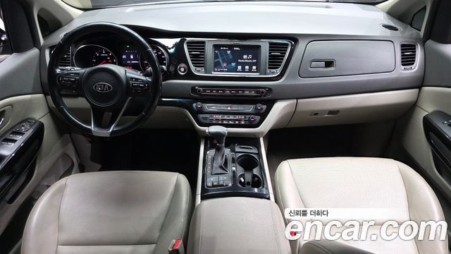 Kia Carnival — interior