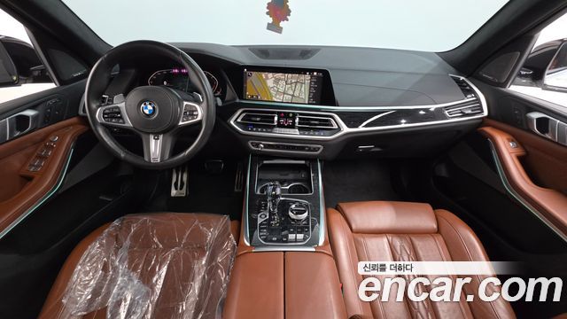 BMW X7 — interior