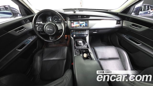 Jaguar XF — interior