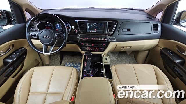 Kia Carnival — interior