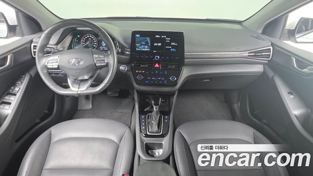 Hyundai Ioniq — interior