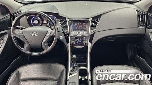 Hyundai Sonata — interior