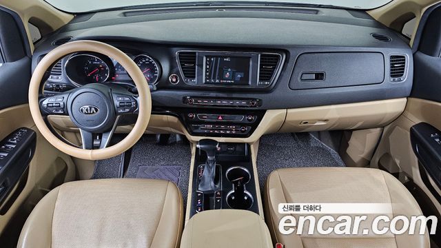 Kia Carnival — interior