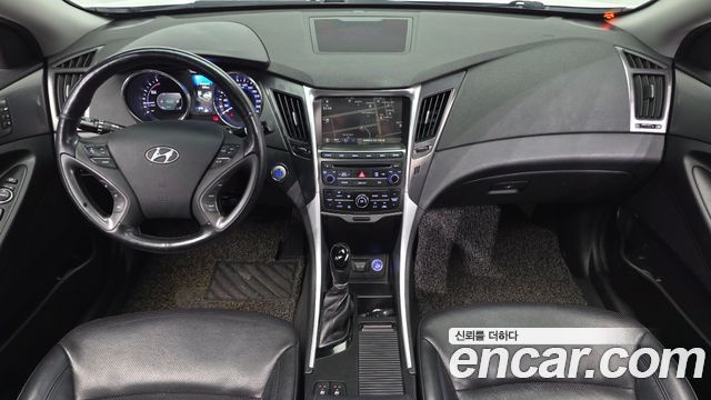 Hyundai Sonata — interior