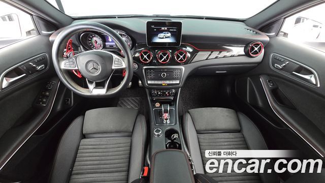 Mercedes-Benz GLA-Class — interior
