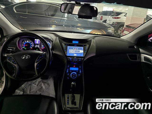 Hyundai Avante — interior
