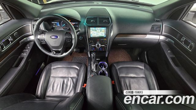 Ford Explorer — interior