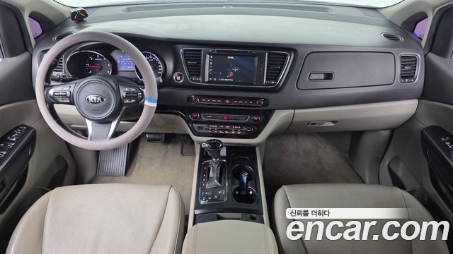 Kia Carnival — interior
