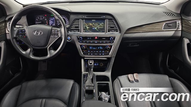 Hyundai Sonata — interior