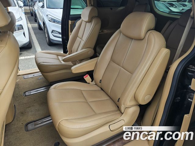Kia Carnival — interior