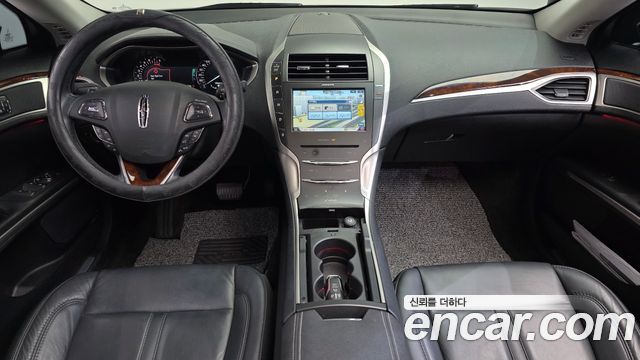 Lincoln MKZ — interior