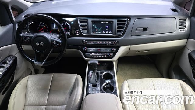 Kia Carnival — interior