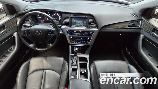 Hyundai Sonata — interior