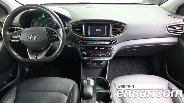 Hyundai Ioniq — interior