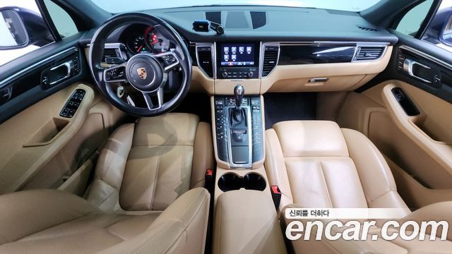 Porsche Macan — interior