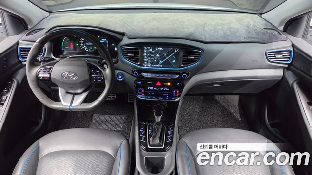 Hyundai Ioniq — interior