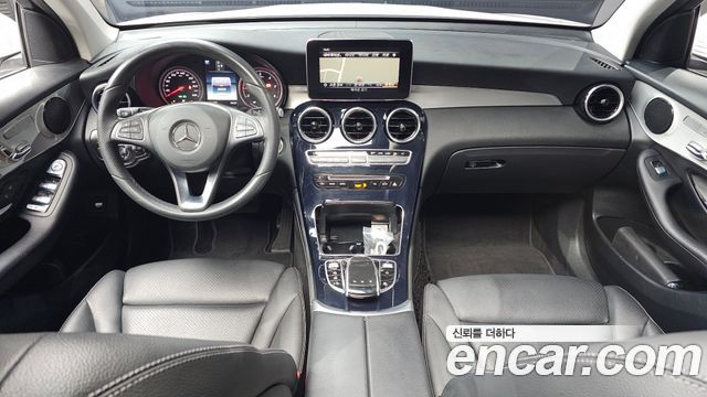 Mercedes-Benz GLC-Class — interior