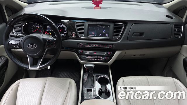 Kia Carnival — interior