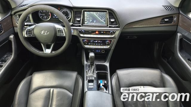 Hyundai Sonata — interior