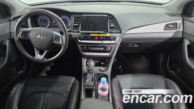 Hyundai Sonata — interior