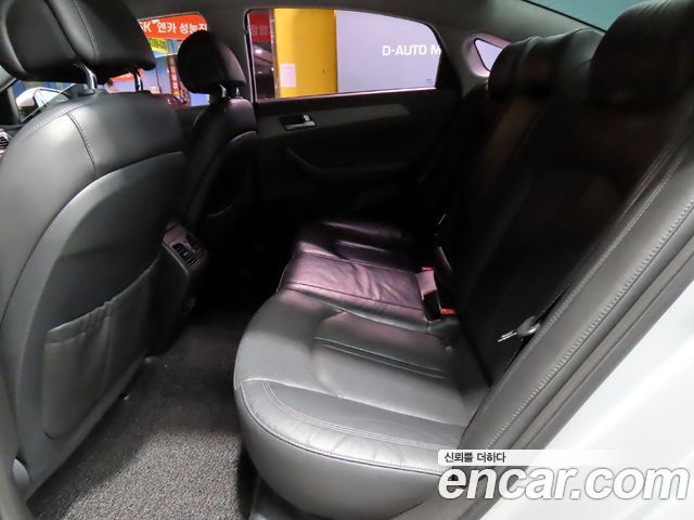 Hyundai Sonata — interior