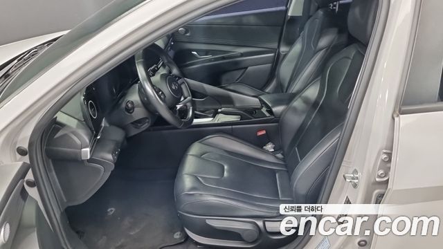 Hyundai Avante — interior